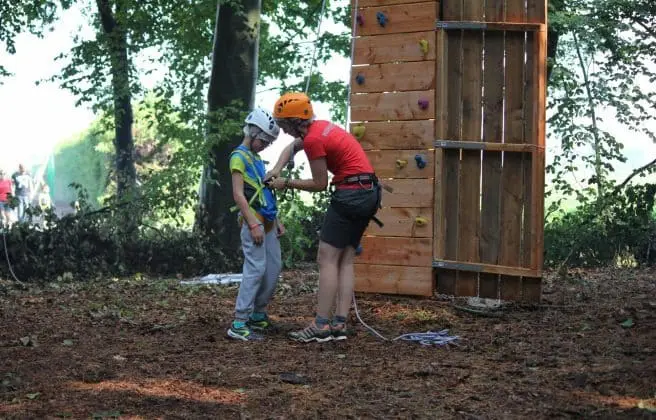 instructeur checkt harnas
